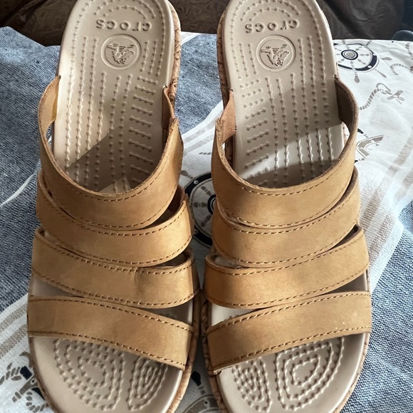 CROCS Aleigh tan wedges W6 sizing - Picture 4 of 8